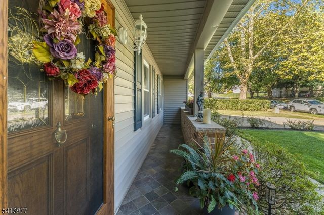 136 Powderhorn Dr, Lopatcong Twp., NJ 08865