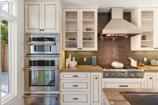 4452 Davenport Ave, Oakland, CA 94619