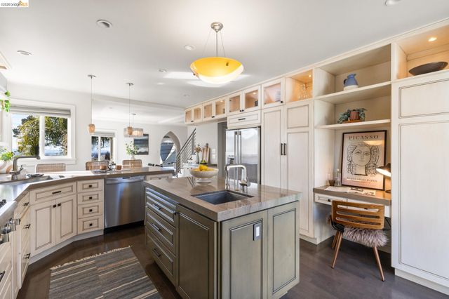 4452 Davenport Ave, Oakland, CA 94619