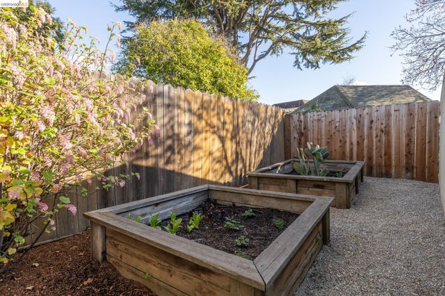 4452 Davenport Ave, Oakland, CA 94619