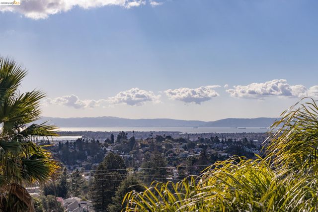 4452 Davenport Ave, Oakland, CA 94619