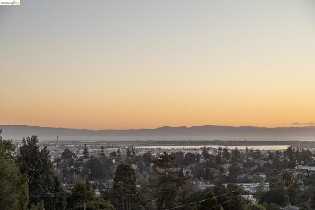 4452 Davenport Ave, Oakland, CA 94619