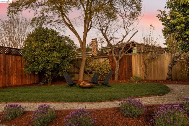 4452 Davenport Ave, Oakland, CA 94619