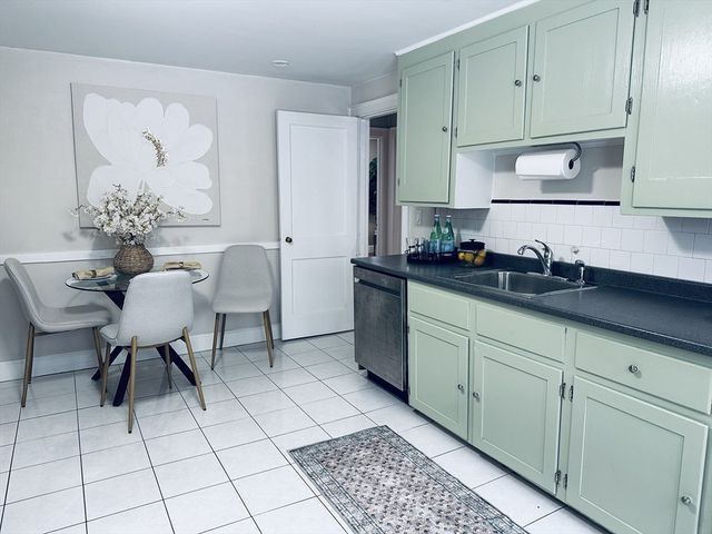 31 Aldrich Rd 1, Watertown, MA 02472