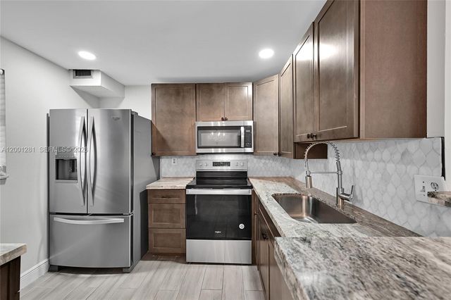 2850 Somerset Dr 105L, Lauderdale Lakes, FL 33311