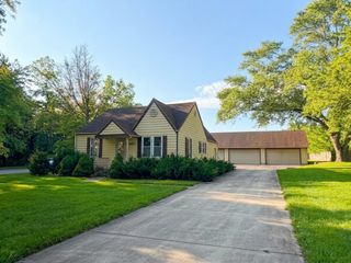 925 W Spring Street, South Elgin, IL 60177