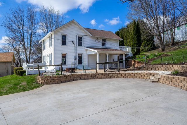 6400 Valley Drive, Bettendorf, IA 52722
