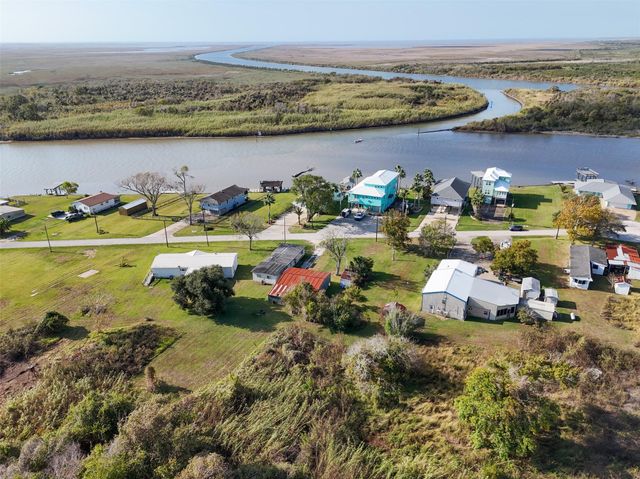 686 County Road 257, Matagorda, TX 77457