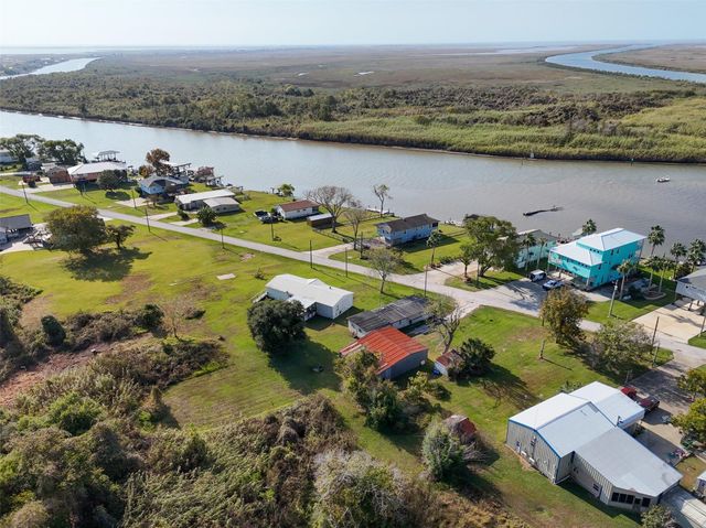 686 County Road 257, Matagorda, TX 77457
