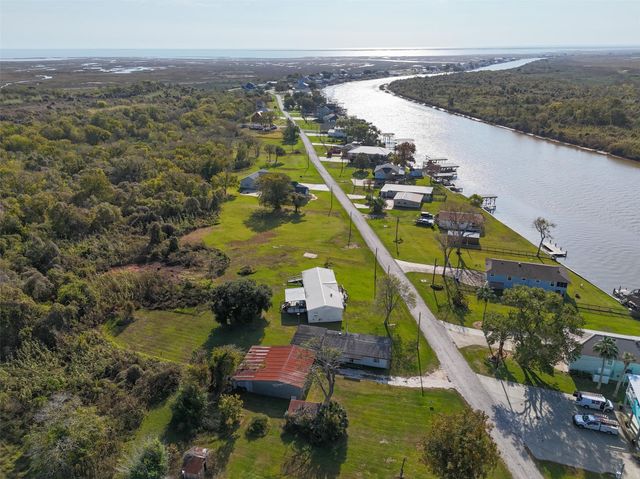 686 County Road 257, Matagorda, TX 77457