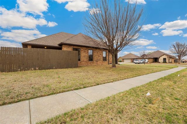 3001 Prairie Field Lane, Moore, OK 73160