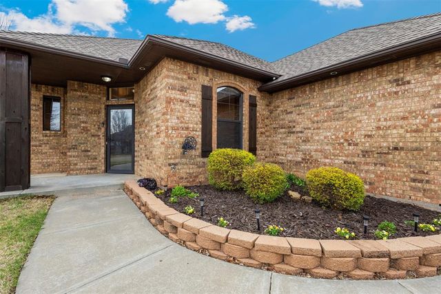 3001 Prairie Field Lane, Moore, OK 73160