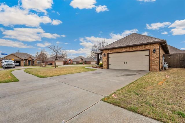 3001 Prairie Field Lane, Moore, OK 73160