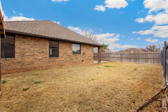 3001 Prairie Field Lane, Moore, OK 73160