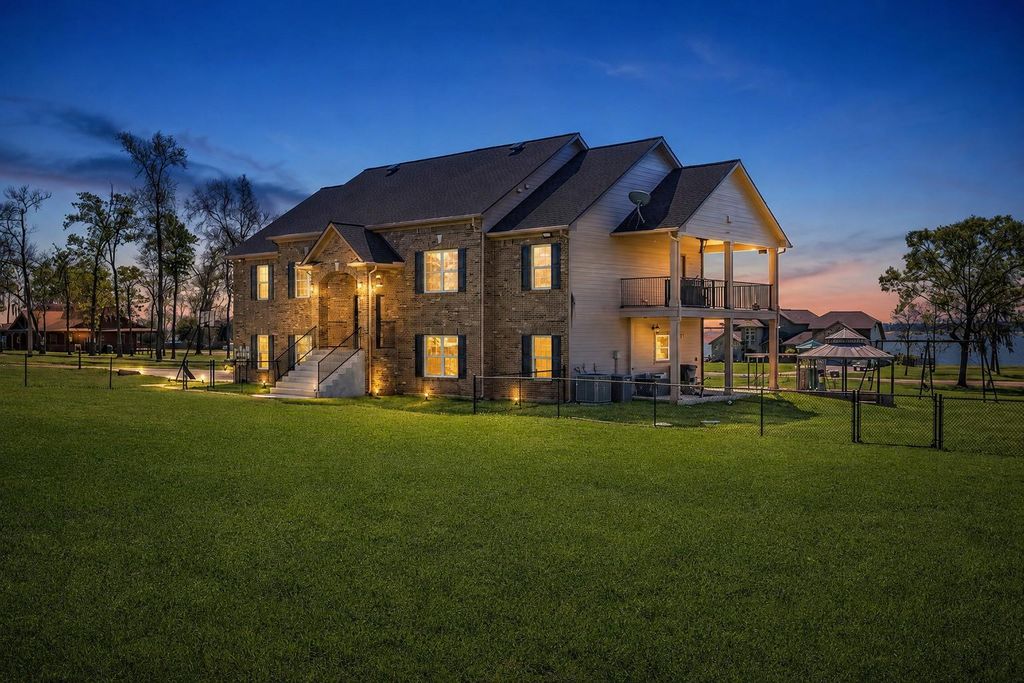 264A Falcon Point, Onalaska, TX 77360