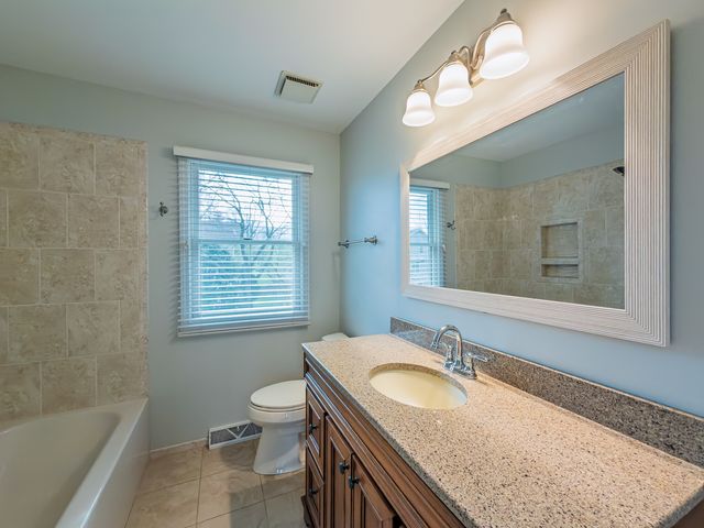 5N575 Abilene Trail, Bloomingdale, IL 60108