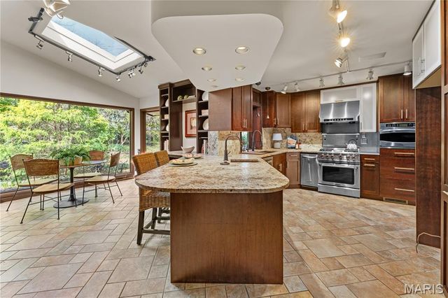 233 S Warson Road, Ladue, MO 63124