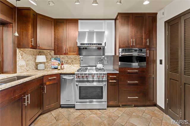 233 S Warson Road, Ladue, MO 63124