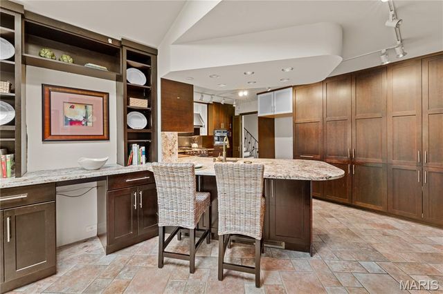 233 S Warson Road, Ladue, MO 63124