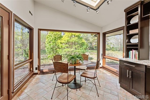 233 S Warson Road, Ladue, MO 63124