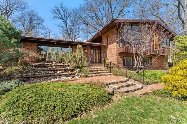 233 S Warson Road, Ladue, MO 63124