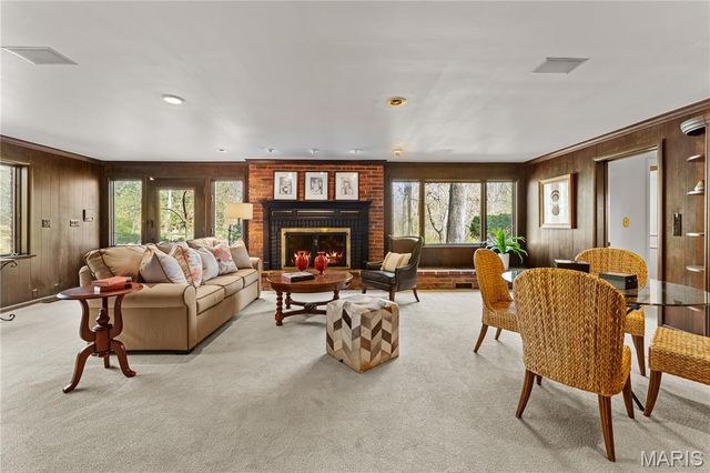 233 S Warson Road, Ladue, MO 63124