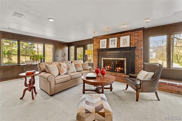 233 S Warson Road, Ladue, MO 63124