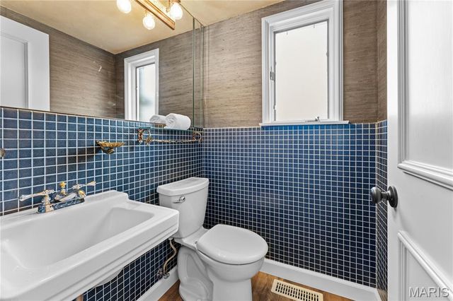 233 S Warson Road, Ladue, MO 63124