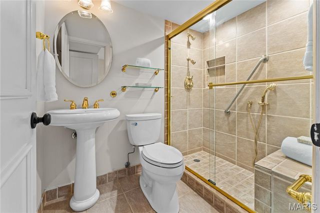 233 S Warson Road, Ladue, MO 63124