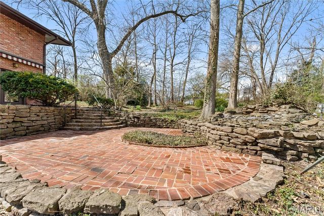 233 S Warson Road, Ladue, MO 63124