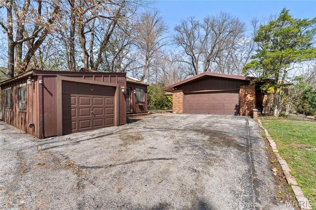 233 S Warson Road, Ladue, MO 63124