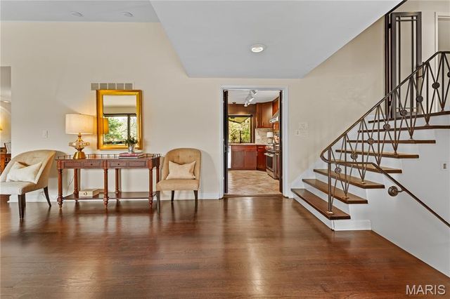 233 S Warson Road, Ladue, MO 63124