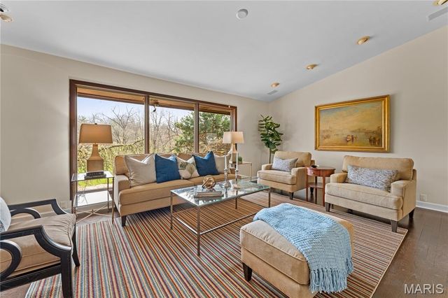 233 S Warson Road, Ladue, MO 63124