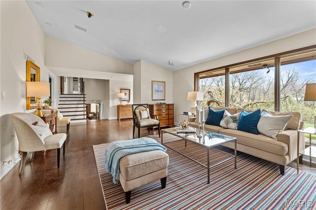 233 S Warson Road, Ladue, MO 63124