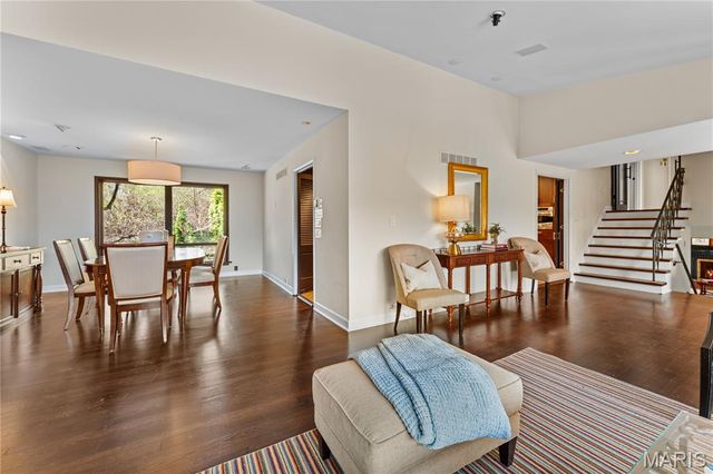 233 S Warson Road, Ladue, MO 63124