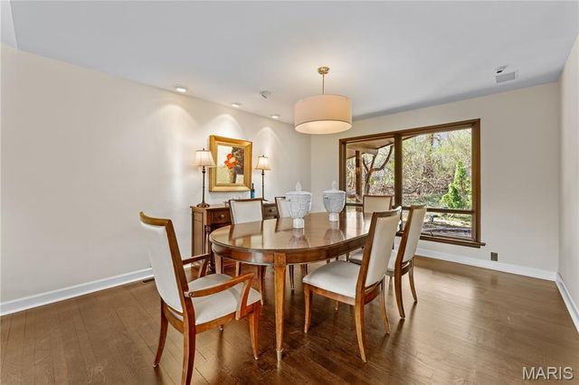 233 S Warson Road, Ladue, MO 63124