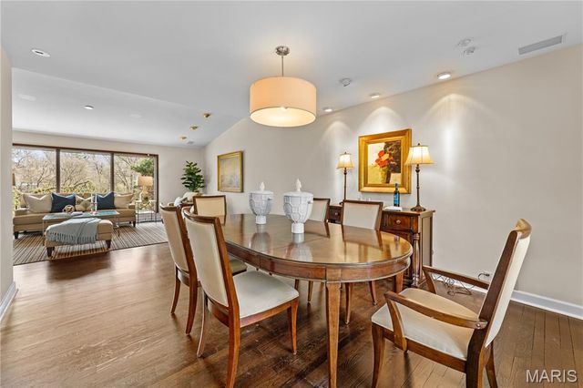 233 S Warson Road, Ladue, MO 63124