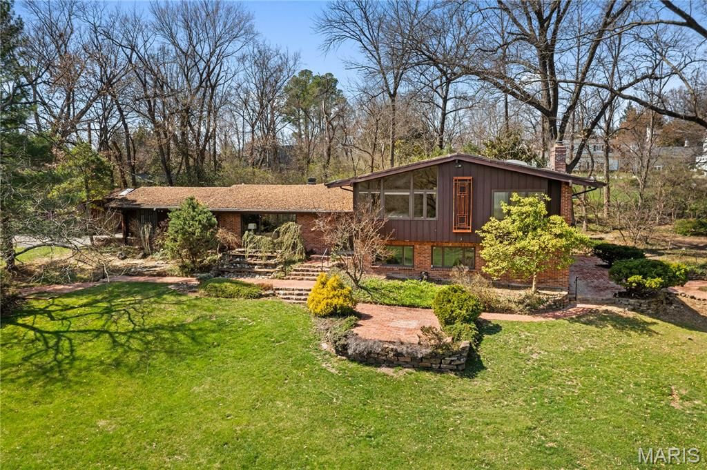 233 S Warson Road, Ladue, MO 63124