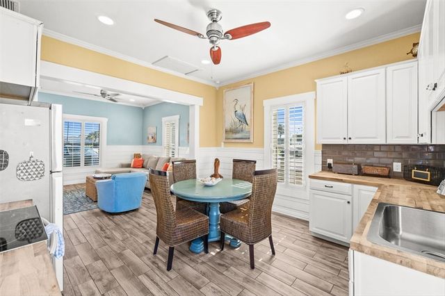 201 E Oaks Ave, Port Aransas, TX 78373