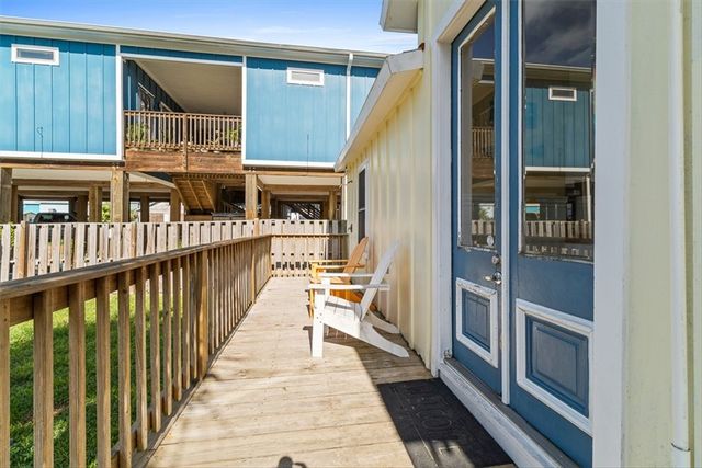 201 E Oaks Ave, Port Aransas, TX 78373