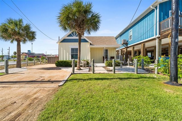 201 E Oaks Ave, Port Aransas, TX 78373