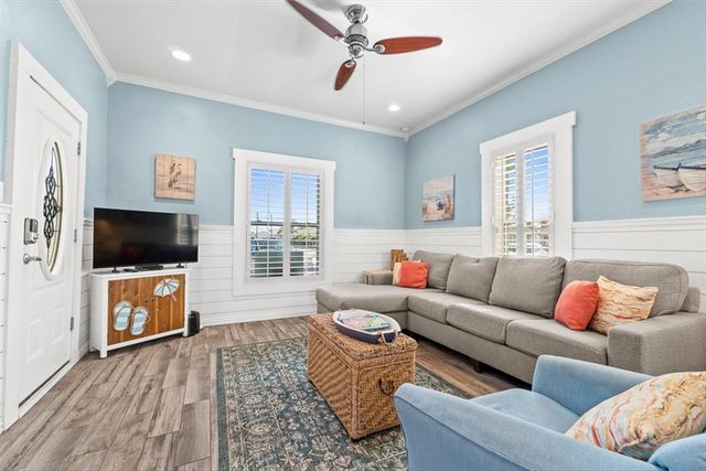 201 E Oaks Ave, Port Aransas, TX 78373