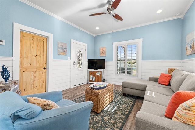201 E Oaks Ave, Port Aransas, TX 78373
