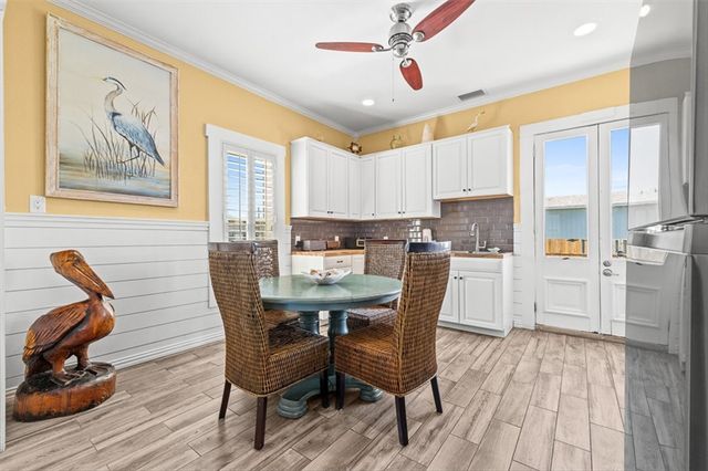 201 E Oaks Ave, Port Aransas, TX 78373