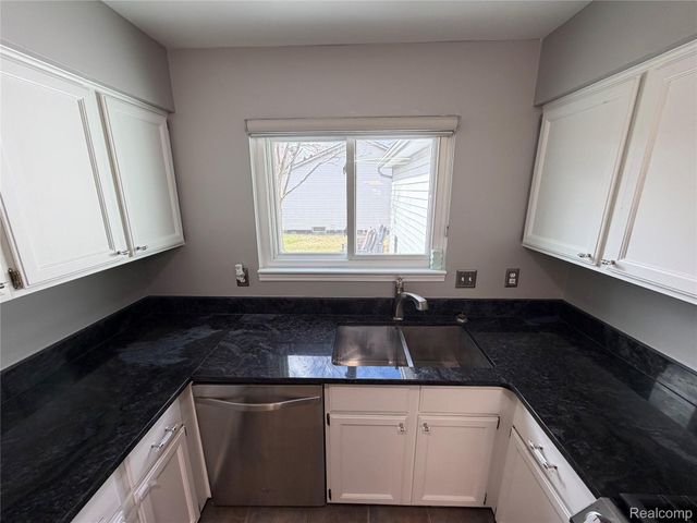 24489 Riverview Lane, Novi, MI 48374