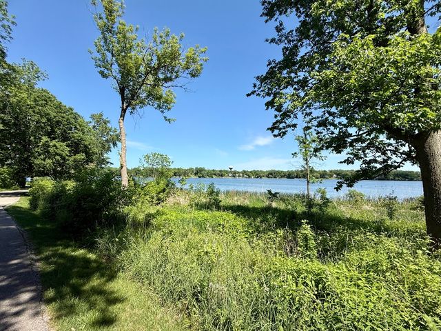 139 N Crooked Lake Lane, Lindenhurst, IL 60046
