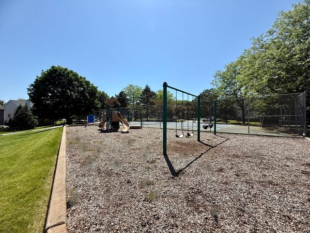 139 N Crooked Lake Lane, Lindenhurst, IL 60046