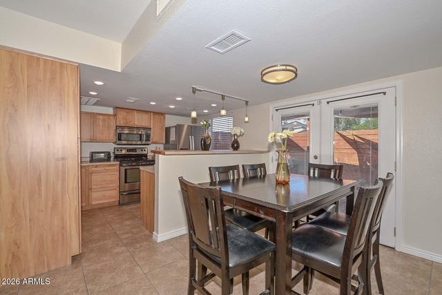 202 E Betty Elyse Lane, Phoenix, AZ 85022
