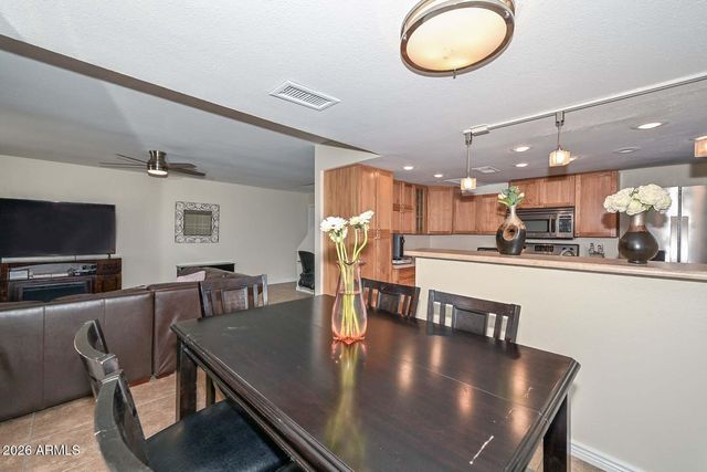202 E Betty Elyse Lane, Phoenix, AZ 85022