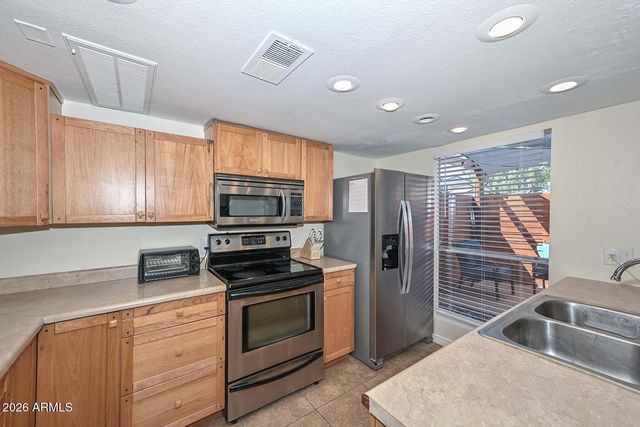 202 E Betty Elyse Lane, Phoenix, AZ 85022